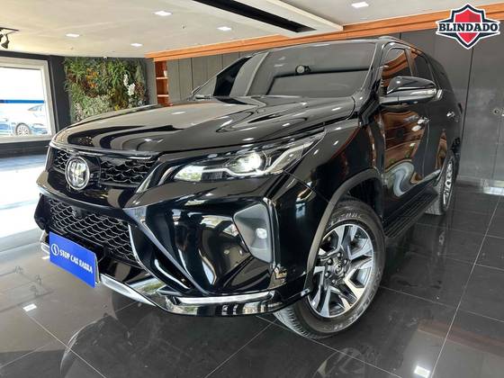 TOYOTA HILUX SW4 2.8 D-4D TURBO DIESEL SRX PLATINUM 7L 4X4 AUTOMÁTICO